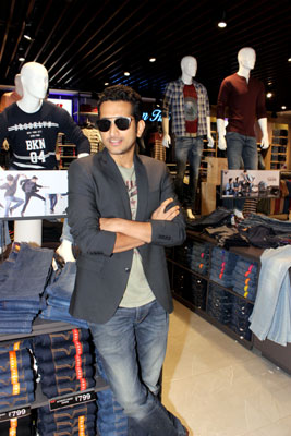 Actor Parambrata Chatterjee takes a look at fbb Big Bazaar Pujo Collection