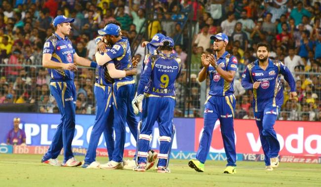 SRK along with AbRam visit Eden Gardens to cheer for KKR