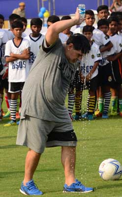 Diego Maradona relives football-romance in Kolkata