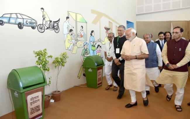 Pranab Mukherjee presenting the Nari Shakti Puruskars for the year 2016 to Chhanv Foundation