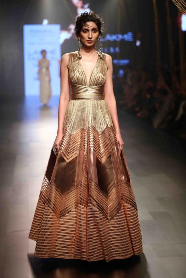 Esha Gupta sizzles ramp on third day of Lakme Fashion Week
