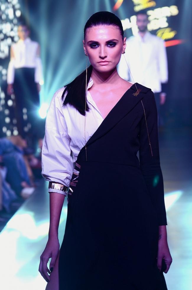 Sidharth Malhotra dazzles up fashion show in Kolkata