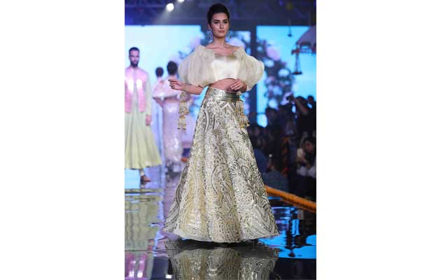 Sonam Kapoor walks down ramp for Abu Jani and Sandeep Khosla 