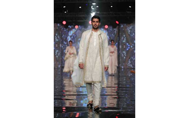 Sonam Kapoor walks down ramp for Abu Jani and Sandeep Khosla 