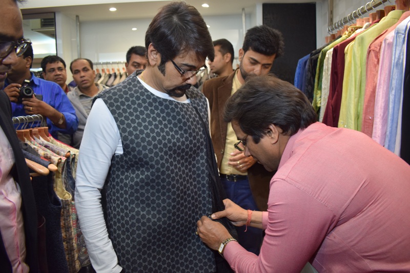  Prosenjit visits Sasya store to promote film