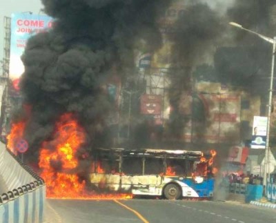 Tension erupts in Kolkata after bus runs over two
