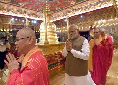  Modi in Singapore : Visits temples, unveils Mahatma Ganhi's plaque