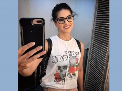 Sunny Leone shares cute selfie for her fans on social media