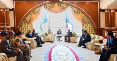 PM Modi meets PM and Dy PM of Malaysia in KL on way to Singapore