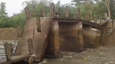 West Bengal: Old bridge over river Kana Damodar collapses in Howrah, no casualties