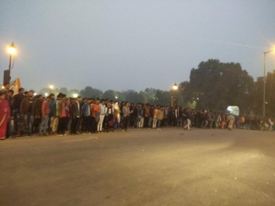 Delhi faces huge traffic jam as more than 2 lakh revellers gather at India Gate 