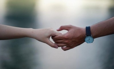 Holding hands can ease pain, sync brainwaves: Study