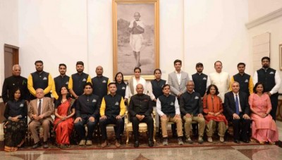 Participants of Jagriti Yatra Call on the President Kovind