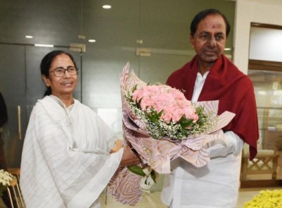 Telangana chief minister and TRS chief K. Chandrashekhar Rao meets Mamata Banerjee in Kolkata 