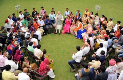 Beneficiaries of Pradhan Mantri Mudra Yojana share their success stories with PM Modi