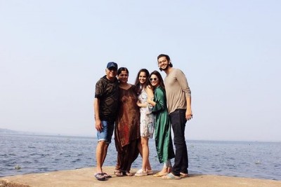 Kriti Kharbanda spends family time, shares picture