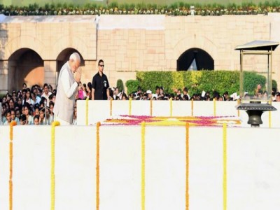 PM Modi pays tribute to Mahatma Gandhi on birth anniversary at Rajghat