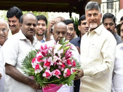 Chandrababu Naidu meets Deve Gowda, Kumaraswamy; pitches for united Opposition