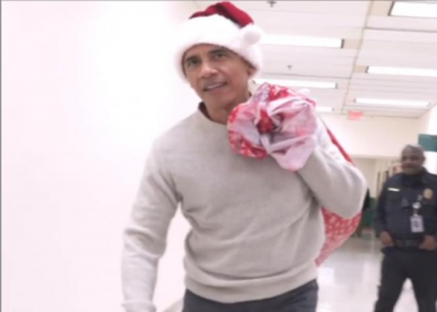 Barack Obama becomes 'Santa Claus' for kids in Washington DC