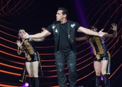 Salman Khan dances with Sushmita Sen on 53rd birthday