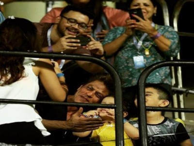Shah Rukh Khan spends time with Ziva Dhoni in KKR-CSK match