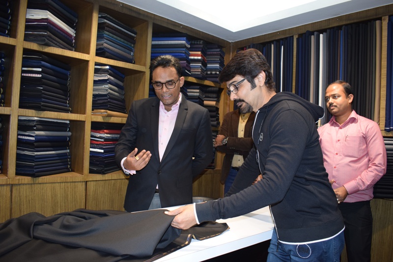  Prosenjit visits Sasya store to promote film