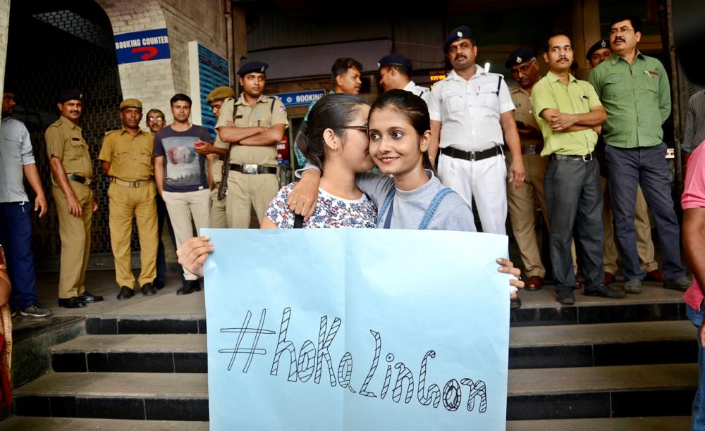 Kolkata metro harassment: Protesters indulge in hugging at Tollygunge station