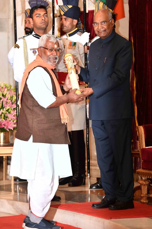 President Ram Nath Kovind presents the Padma Awards