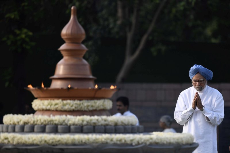 Rahul, Priyanka pay homage to Rajiv Gandhi
