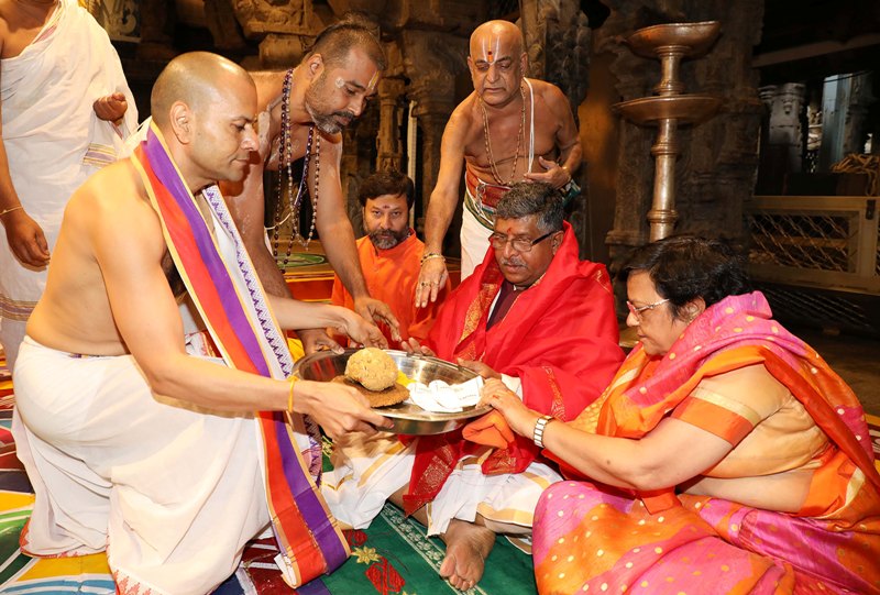 Ravi Shankar Prasad offers prayers in Tirupati