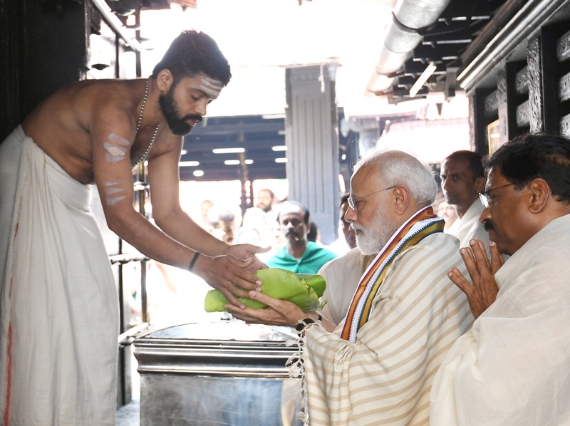 PM Modi visits Kerala, offers prayers at  Guruvayur Temple
