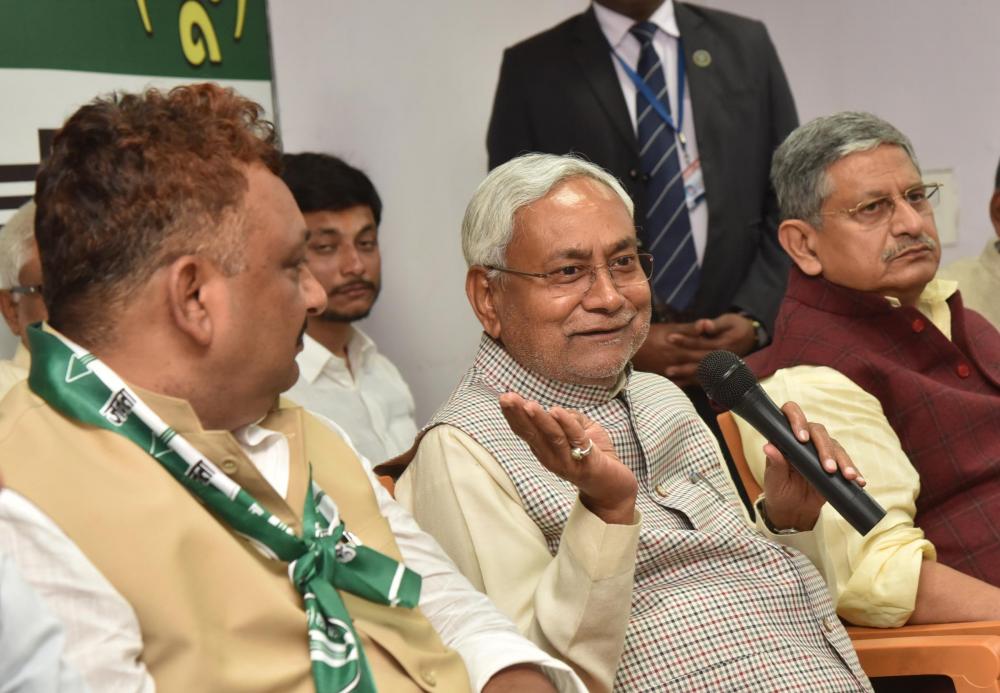Nitish Kumar presents bouquet to social worker Narendra Singh on his joining JD(U)