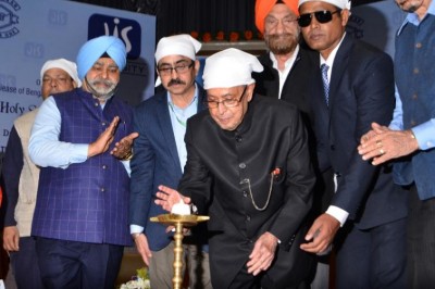 Ex-President Pranab Mukherjee unveils Bengali version of the Holy Guru Granth Sahib and Babuji's Biography
