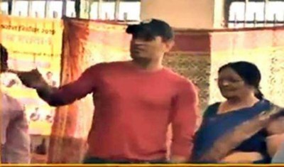 India's cricket icon Mahendra Singh Dhoni, wife Sakshi cast their votes