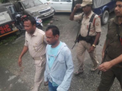 Assam: Public beat man trying to loot cash from SBI customer with pistol