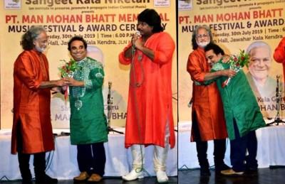 Rock percussionist Pandit Prodyut Mukherjee receives Pandit Manmohan Bhatt Memorial Award