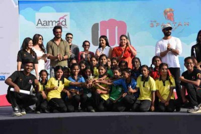 Shabana Azmi gets the Gully Boy fever and does a Ranveer Singh at Mumbai event