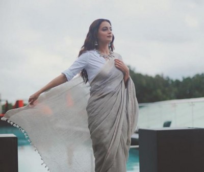 Dia Mirza wins hearts with her saree avatar 
