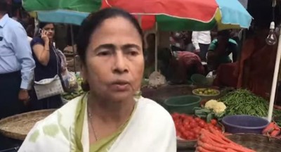 Kolkata: Fair price shops starts selling onion at Rs. 59 per kg, Mamata Banerjee visits south Kolkata market