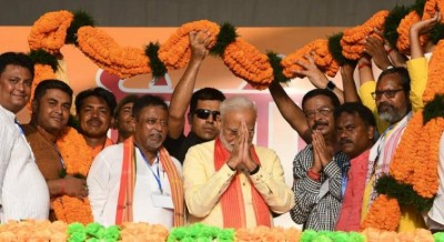 Mamata has no problem with infiltrators, but with security forces: Modi