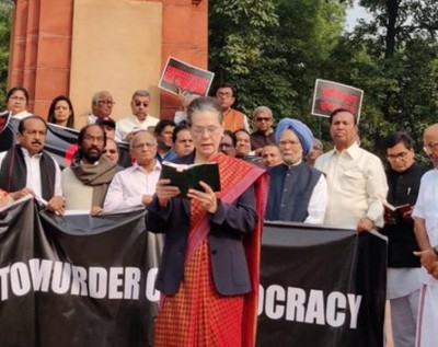 Sonia Gandhi leads oppositionÂ parties in boycotting 70th Constitution Day celebrations