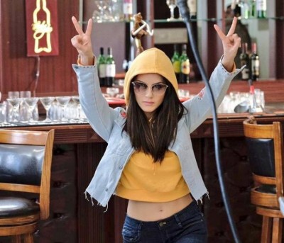 Sunny Leone shows 'V