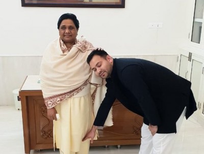 Tejashwi Yadav meets BSP supremo Mayawati in Lucknow, wishes her on birthday 