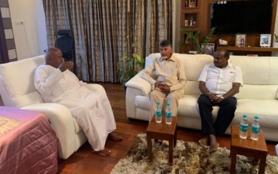 In a bid to unite non-BJP parties, Chandrababu Naidu meets Deve Gowda, Kumaraswamy