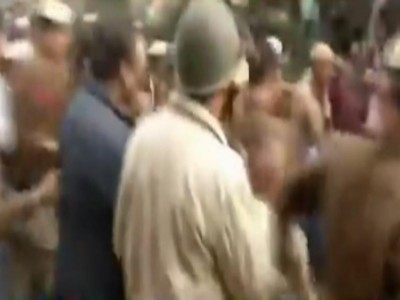 Delhi Police lathi-charge JNU students on their way to Rashtrapati Bhawan