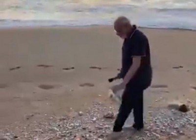 Indian PM Narendra Modi uses plogging to pick up trash at Mamallapuram beach