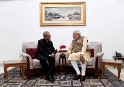 Narendra Modi meets Pranab Mukherjee, wishes him on Diwali