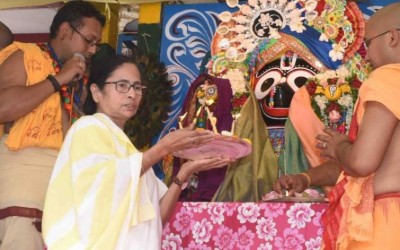 Mamata gives message of 'inclusive society' at ISKCON Rath Yatra, says 'true religion means accepting all'