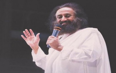 Should not leave any stone unturned in resolving Ayodhya issue: Sri Sri Ravishankar