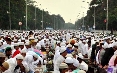 Muslims offer Namaz on Eid in Kolkata